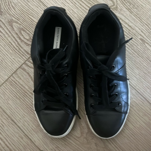 Saks Fifth Avenue Woman’s Black Sneakers Sz 6 - Picture 1 of 4
